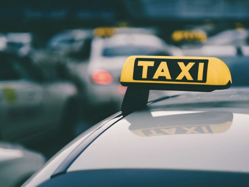 Nowoczesne taxi w Polsce – przewodnik po aplikacjach, cenach i bezpiecznych przejazdach