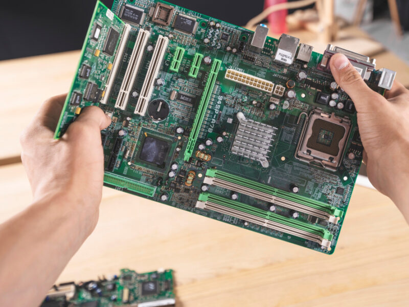 Jakie usterki komputerów pojawiają się najczęściej zimą według serwisów mobilnych